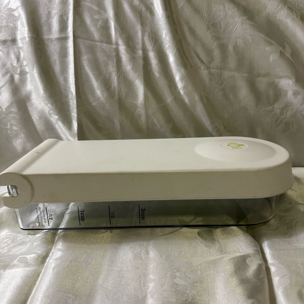 Progressive onion chopper. Has only one blade. This is a pre owned item.